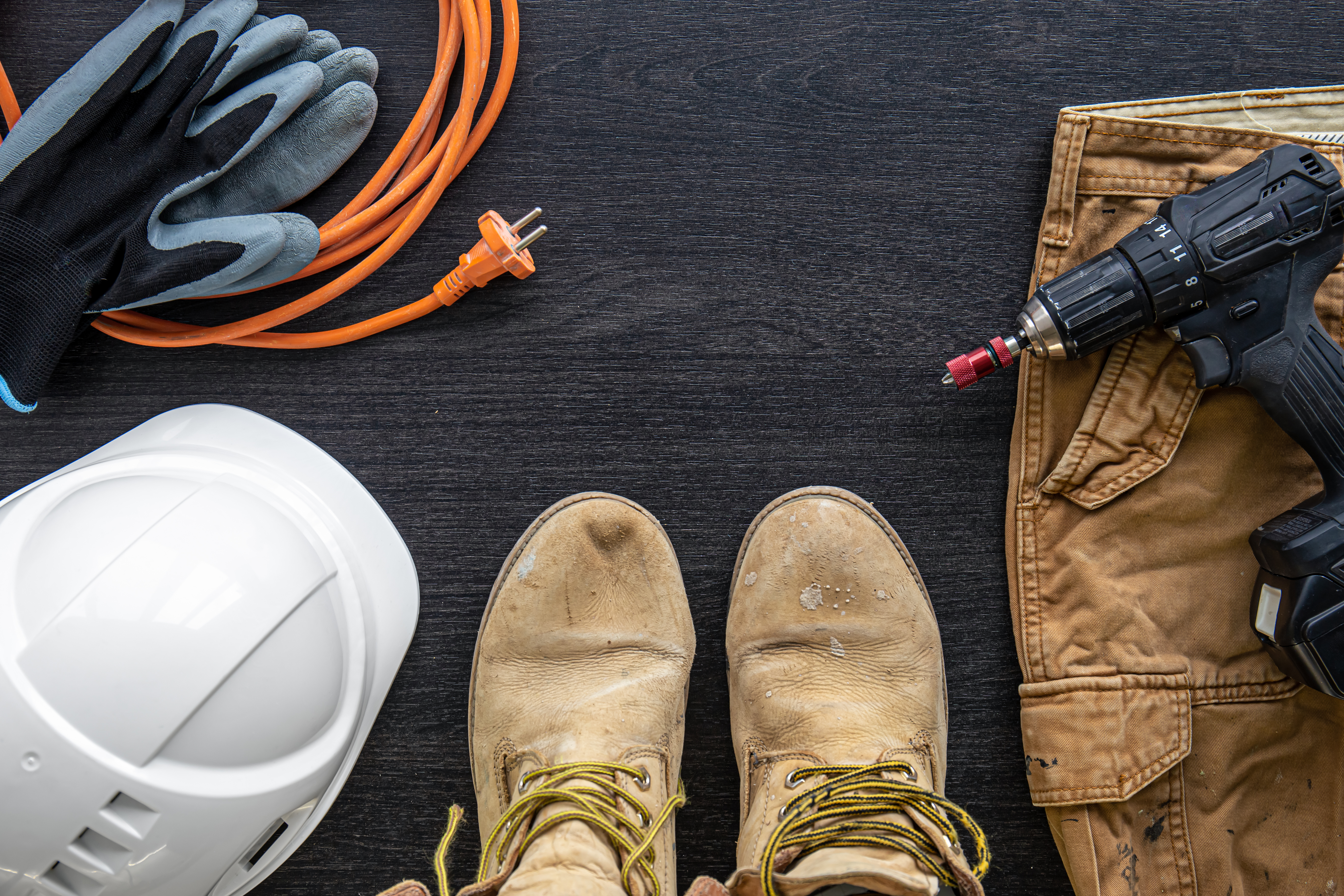 uniforme-trabajador-ropa-constructor-sobre-fondo-madera-endecha-plana